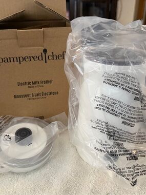 Pampered Chef White Electric Milk Frother with Ergonomic Handle - NIB